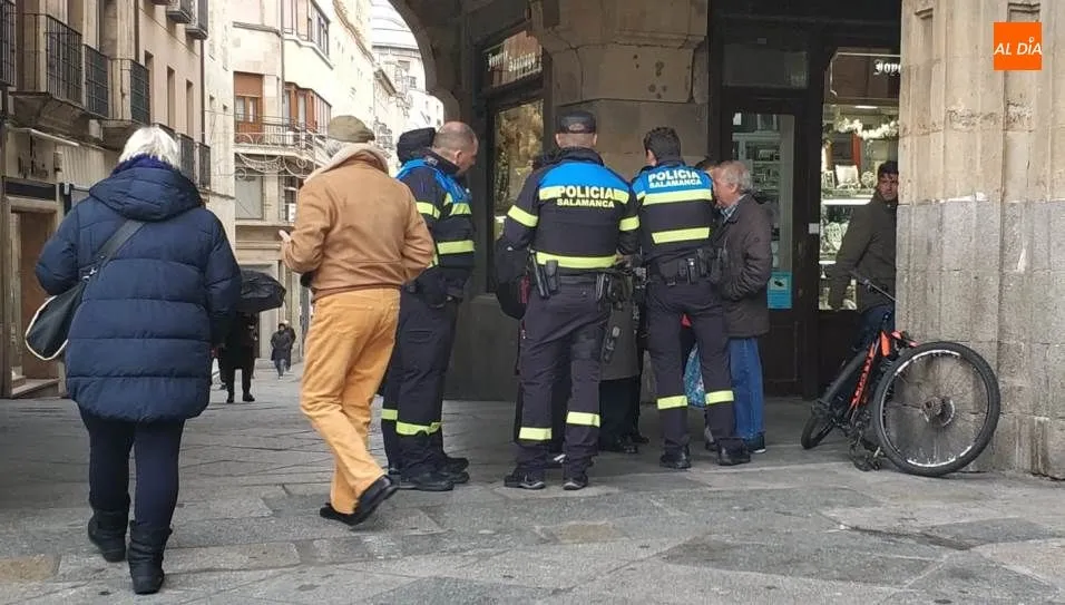 Agentes de la Policía Local en el lugar de los hechos. Foto de Lydia González