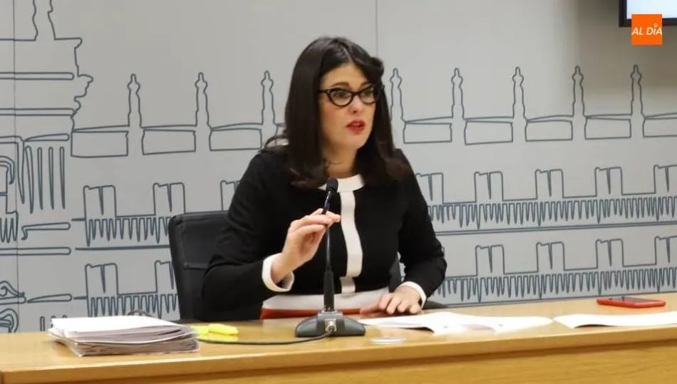 Rueda de prensa de Virginia Carrera, concejal de IU. Foto de Lydia González