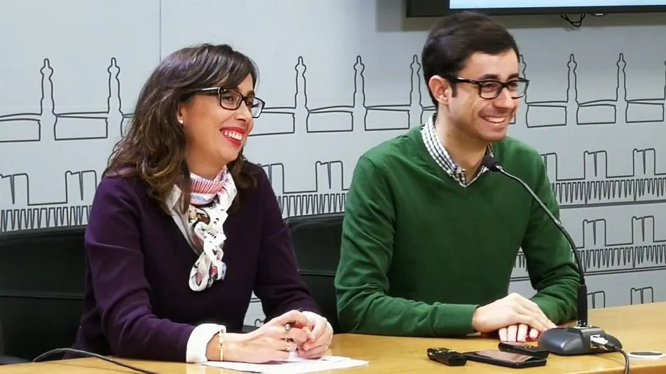 El portavoz municipal del PSOE en el Ayuntamiento de Salamanca, José Luis Mateos,acompañado por la concejala socialista, María Jesús Santa María