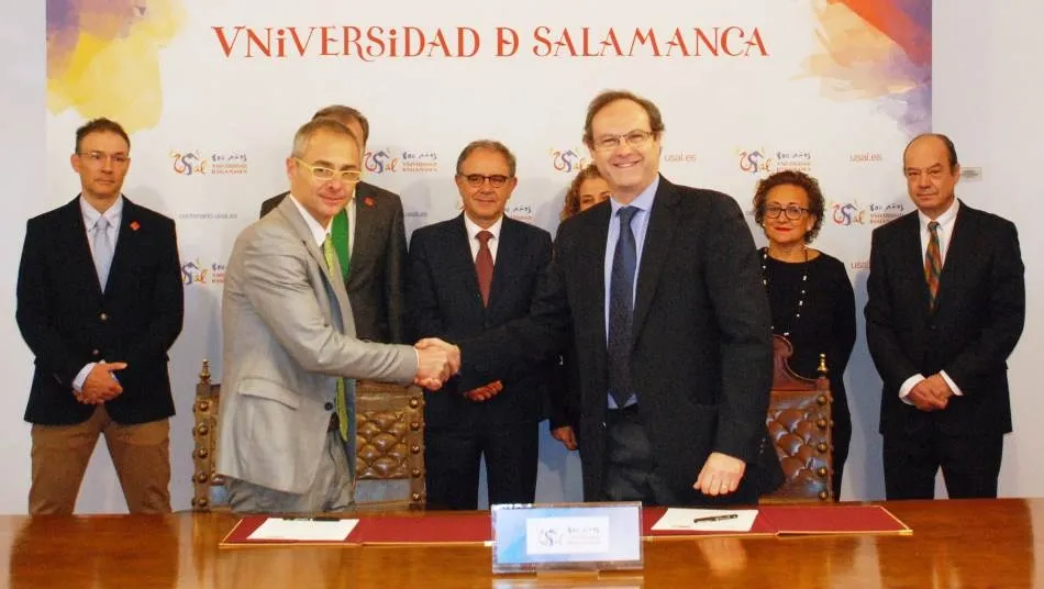 El rector de la Universidad de Salamanca (USAL), Ricardo Rivero, y el presidente de la Sociedad Española de Farmacia Familiar y Comunitaria (Sefac), Jesús Gómez Martínez