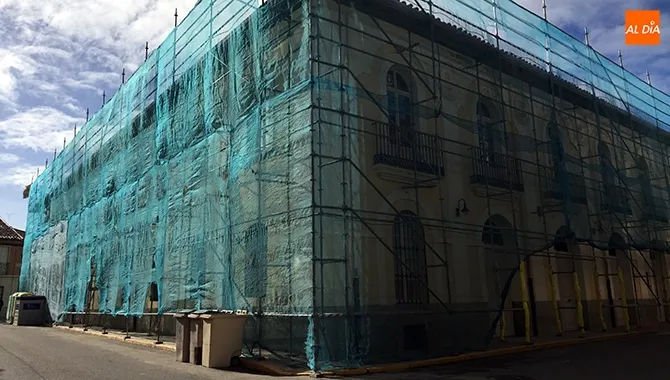 Comienzan los trabajos para la sustitución y retejado en la cubierta del Centro Social