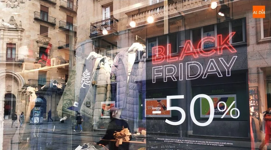 El ´Black Friday se anuncia en los escaparates de Salamanca. Foto de Lydia González