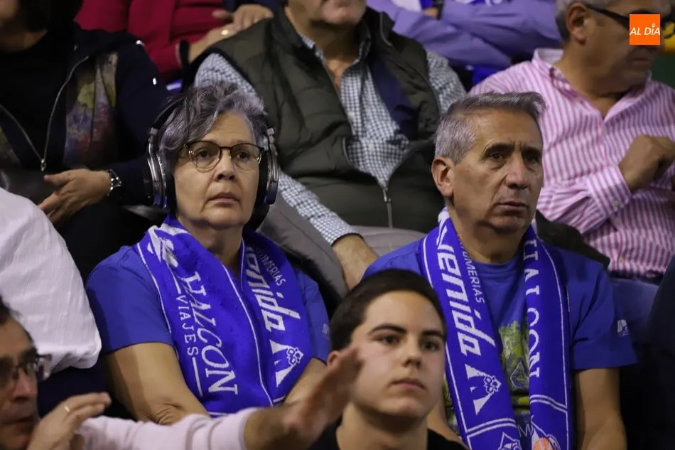 Dos personas de la afición del Avenida / Lydia González