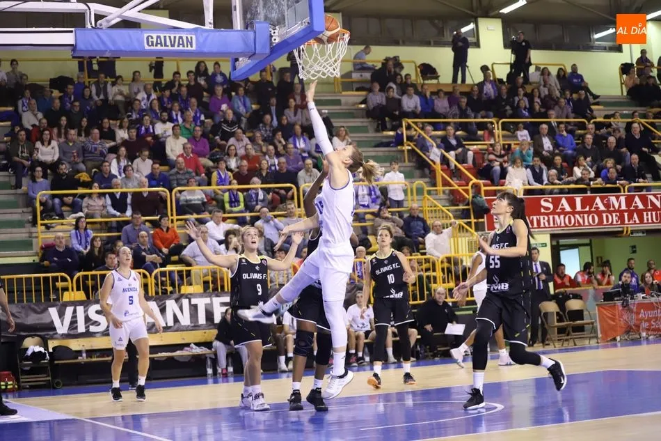Laura Gil intenta anotar una canasta / Lydia González
