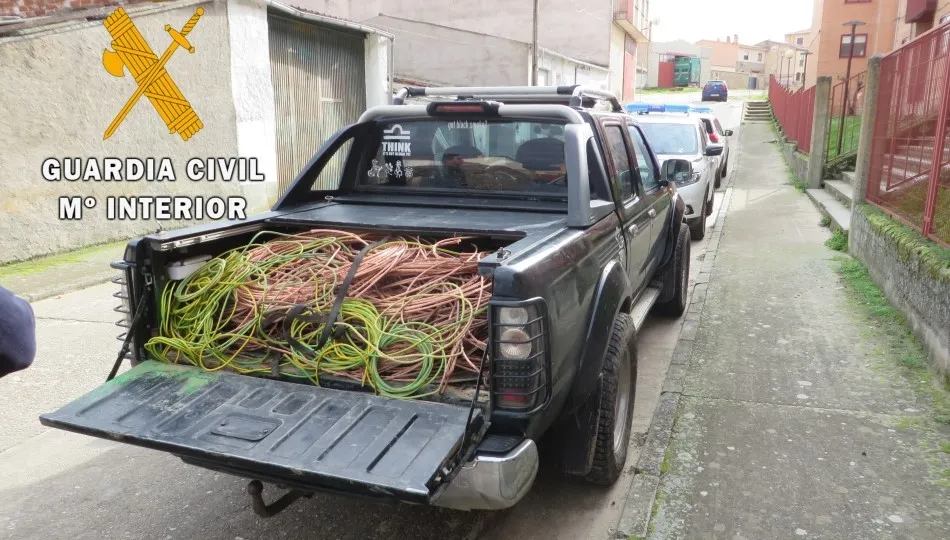 Vehículo de los presuntos ladrones con el material que trataban de vender