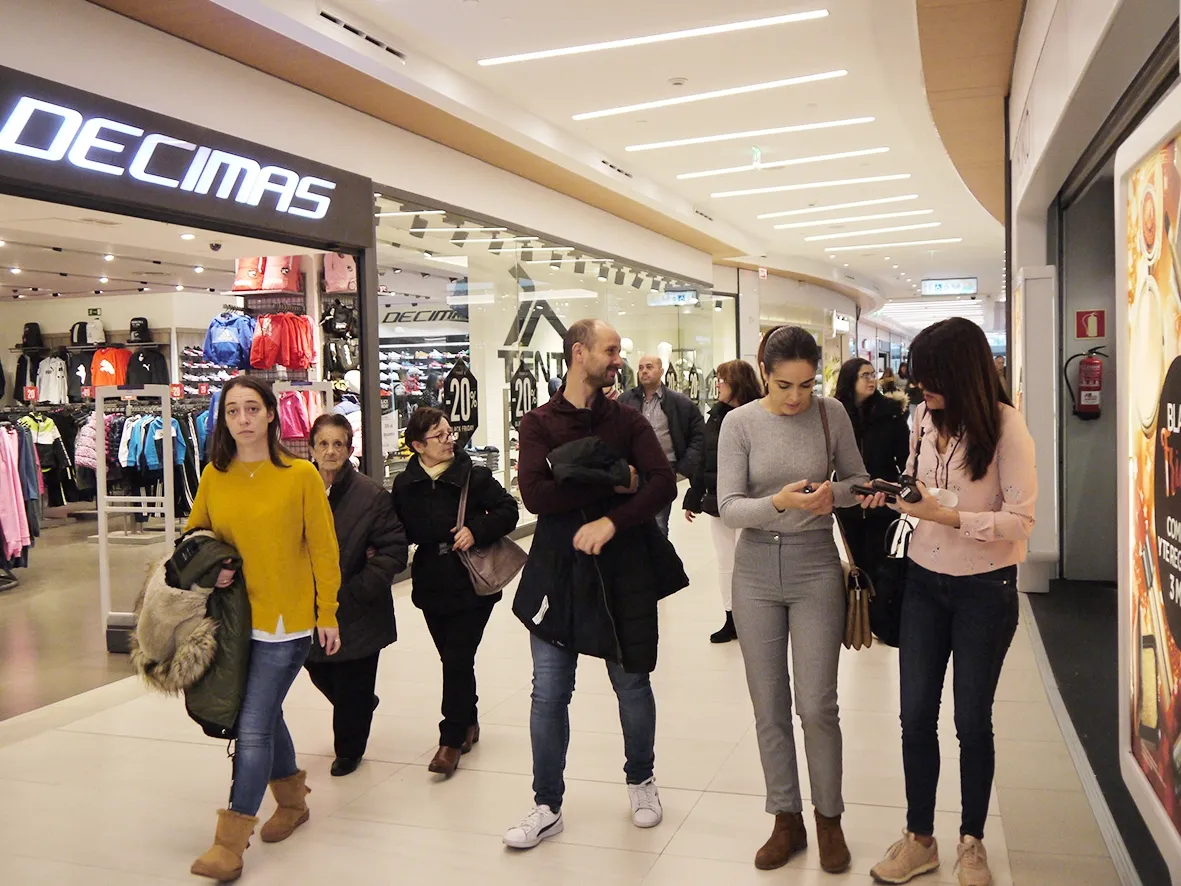Gente comprando en El Tormes