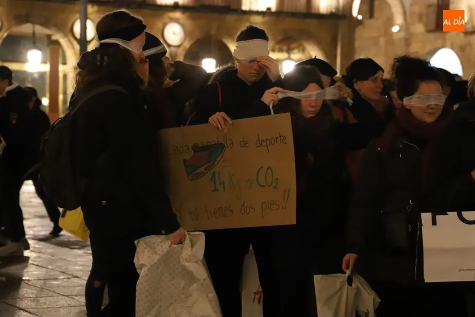 Varias personas, con los ojos vendados / Fotos: Lydia González