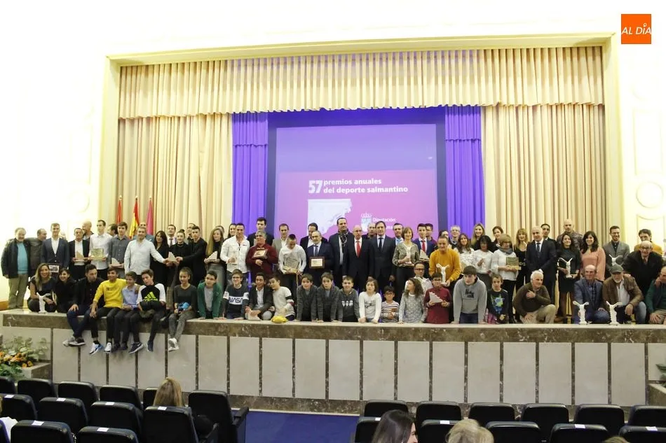 Foto de familia con todos los galardonados en los 57 Premios del Deporte de la Diputación / Lydia González