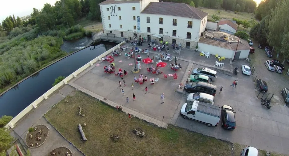 Una antigua fábrica de harinas convertida en un lugar de ocio y diversión a orillas del río Águeda
