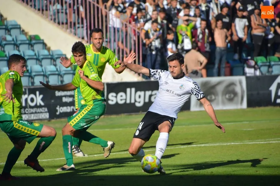 Serrano da un pase en el derbi frente a Unionistas