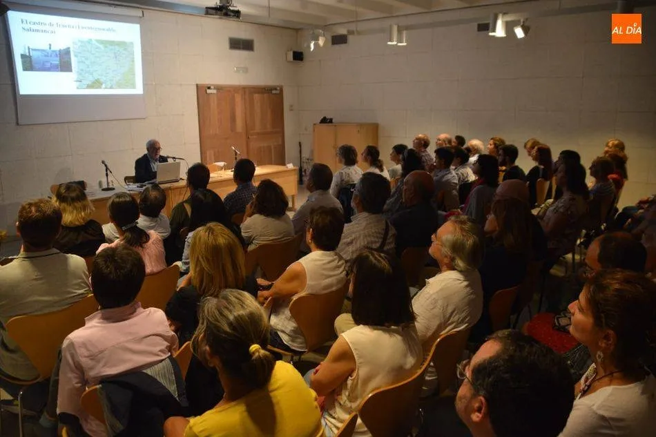 Una reunión divulgativa anterior en la Casa de las Conchas