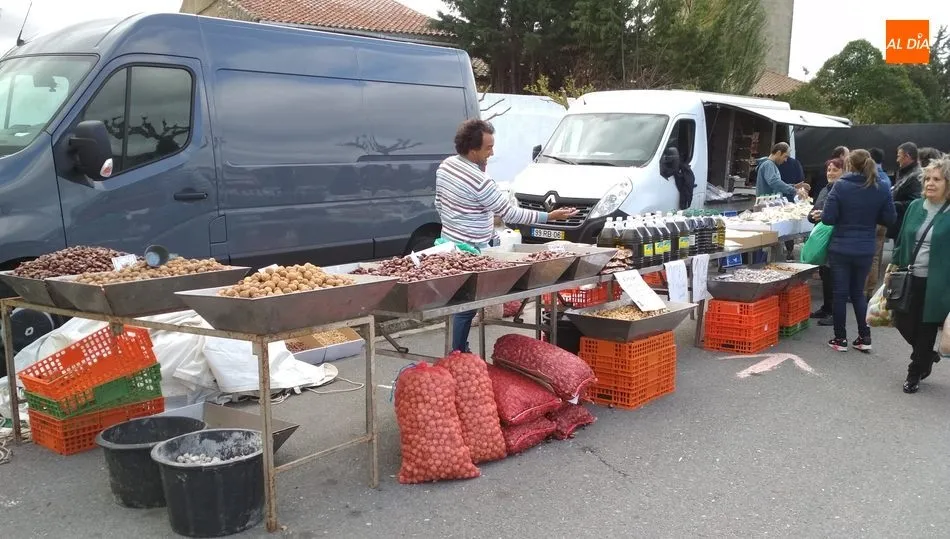 Los productos de temporada como las castañas y nueces no faltaron en el mercadillo de Trabanca / FOTOS: VÍCTOR PACHO