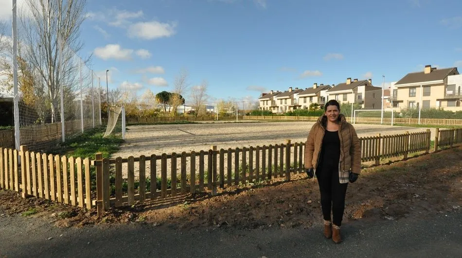 Silvia González, junto al vallado de parte de la zona deportiva de la avenida de Edimburgo