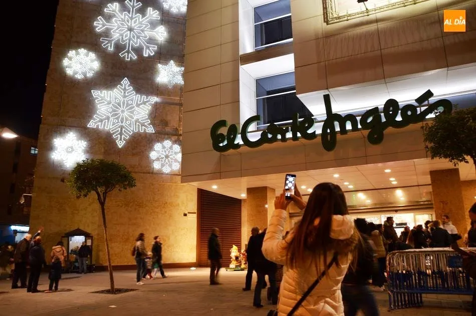 Los clientes recibirán sin gastos de envío los pedidos superiores a 50 euros y tendrán la oportunidad de cambiar o devolver en tienda cualquier producto sin coste alguno, hasta el 15 de enero