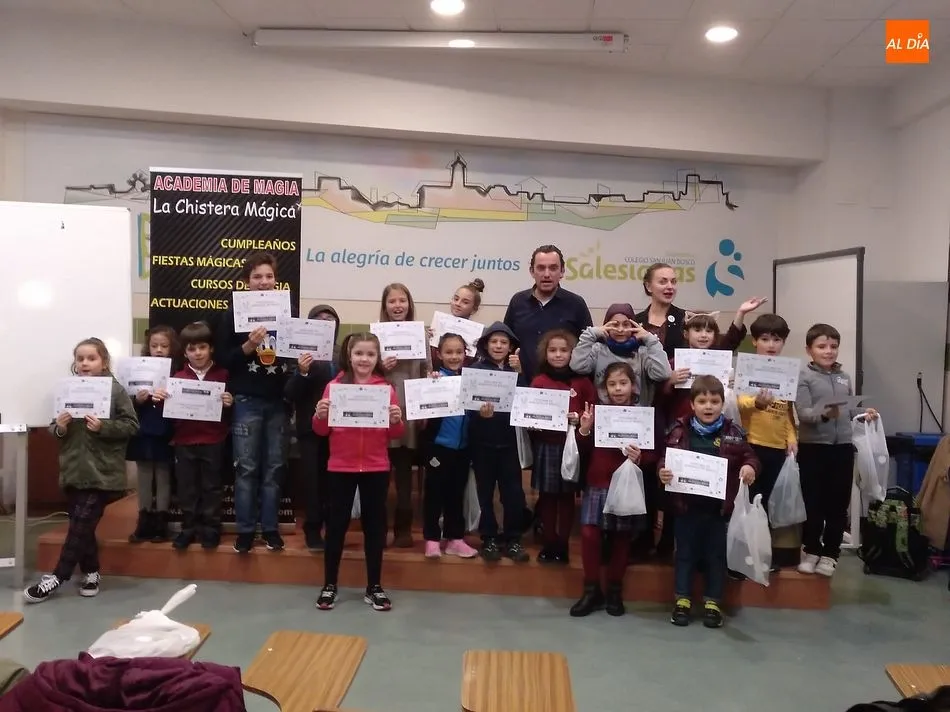 Los alumnos recibieron un diploma al final del taller de magia