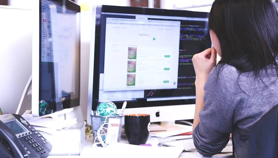 El paro registrado en España se ha reducido en relación con octubre en Agricultura en 1.715 personas (-1,15%); en Industria baja en 607 (-0,23%); en Construcción se incrementa en 1.738 (0,68%); y en Servicios sube en 23.934 (1,07%)