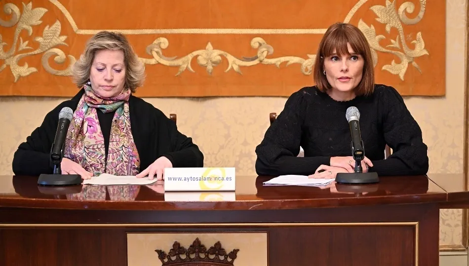 La concejala de Participación Social y Voluntariado, Almudena Parres, junto a Rosa Hernández, representante de la Mesa de Voluntariado de Salamanca, en la presentación de estos actos
