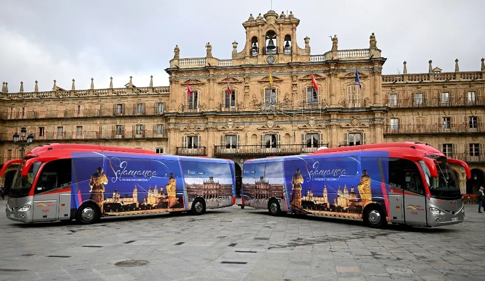 Los dos autocares del Grupo Avanza que promocionarán la imagen de Salamanca en sus trayectos a Madrid