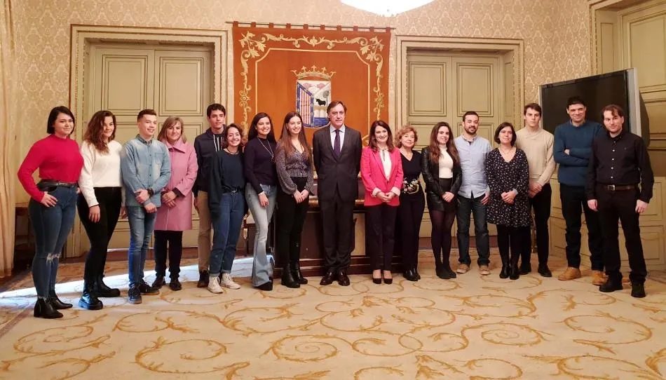 El alcalde de Salamanca, Carlos García Carbayo, junto a los alumnos que han participado este verano en proyectos de investigación de diferentes universidades españolas, y a sus tutores. Foto EP