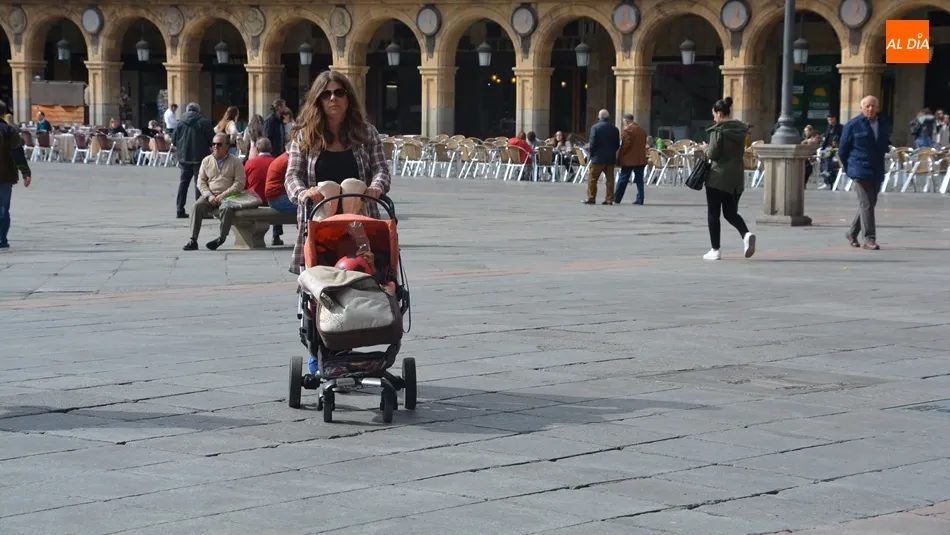 Imagen de archivo de una mujer paseando un carrito de niño. Foto: Lydia González