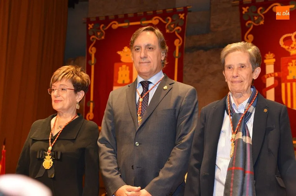 María Jesús Mancho, presidenta del Centro de Estudios Salmantinos y Carmen García Felíú, presidenta de Cáritas, reciben la Medalla de Oro de manos del alcalde, Carlos García Carbayo