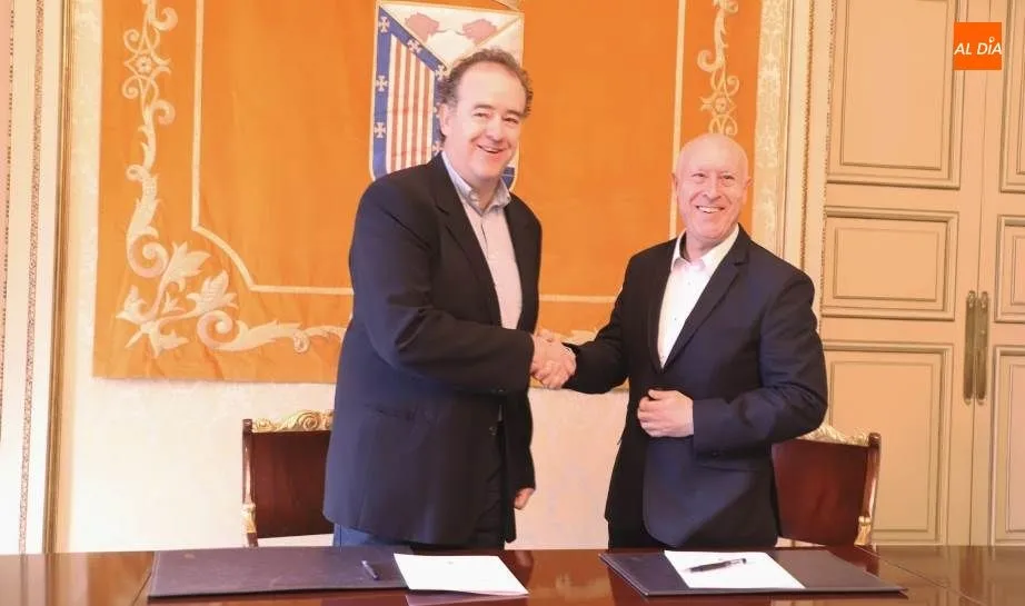 Juan José Sánchez Alonso, concejal de Promoción Económica y Juan Manuel Gómez, presidente de CONFAES han sido los encargados de rubricar la colaboración entre ambas instituciones