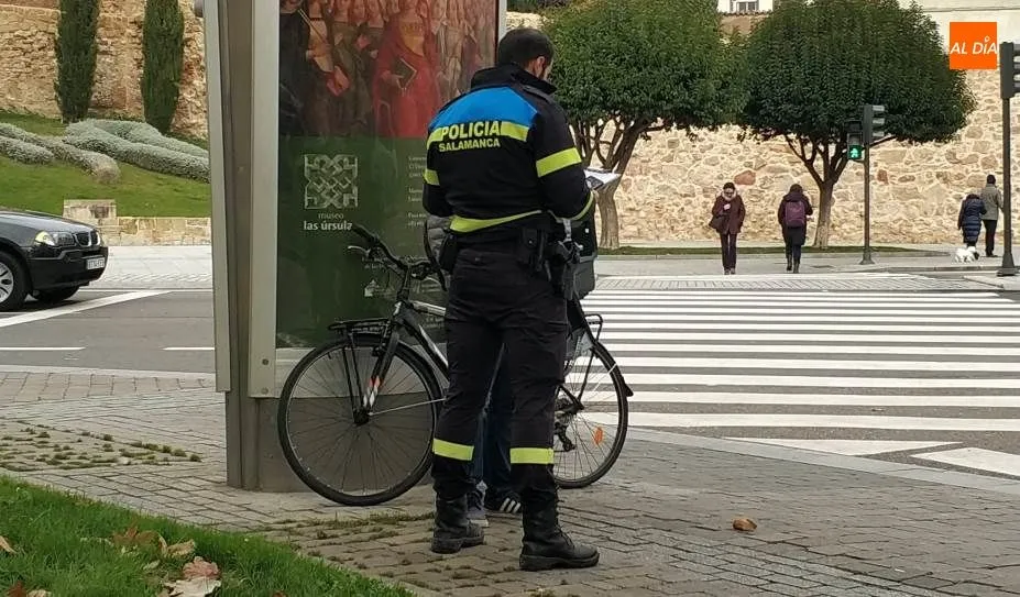 Agente de la Policía Local en el lugar de los hechos. Foto de Lydia González