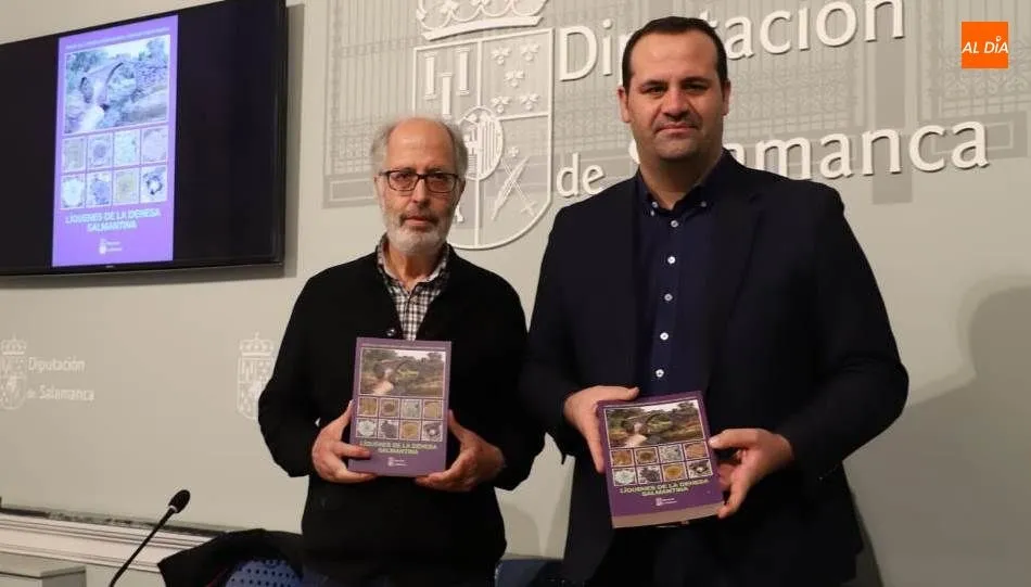 El biólogo Ignacio Santa-Regina y el diputado de Cultura, David Mingo, en la presentación de este libro. Foto de Lydia González