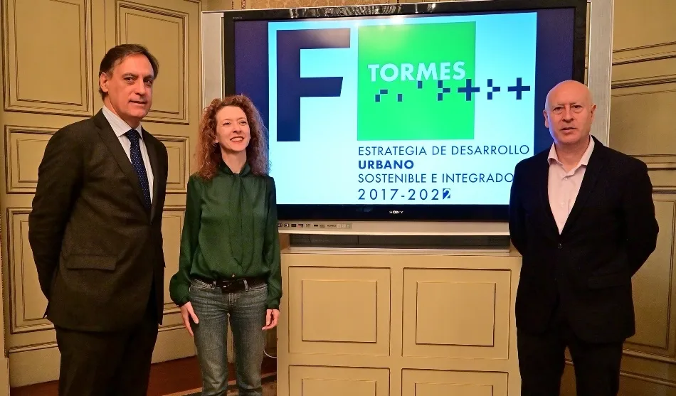 El alcalde de Salamanca, Carlos García Carbayo, a la izquierda, en la presentación de esta nueva iniciativa en el marco de la Estrategia para el Desarrollo Urbano Sostenible e Integrado EDUSI Tormes+