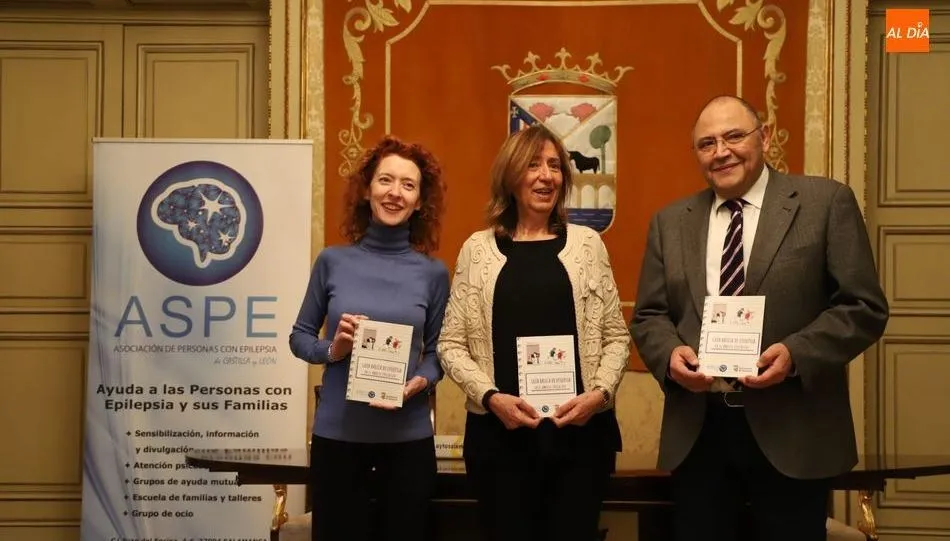La concejala de Salud Pública, María José Fresnadillo, y el presidente de Aspecyl, Jesús Alberto Martín, en la presentación de esta guía. Foto de Lydia González
