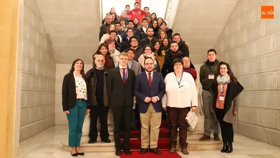 Participantes y organizadores han sido recibidos en el Ayuntamiento por el concejal de Juventud. Foto: Lydia González