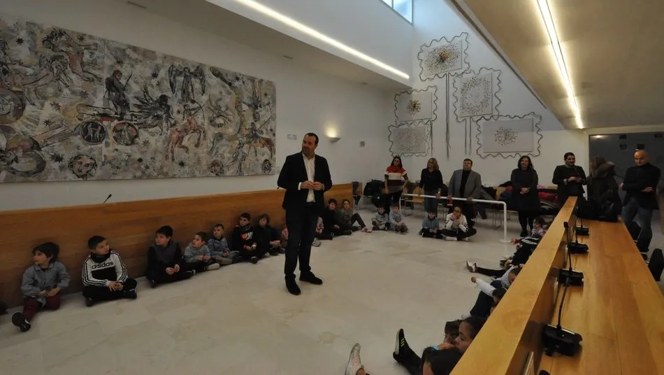 Alumnos del colegio Carmen Martín Gaite visitan el Ayuntamiento de Santa Marta