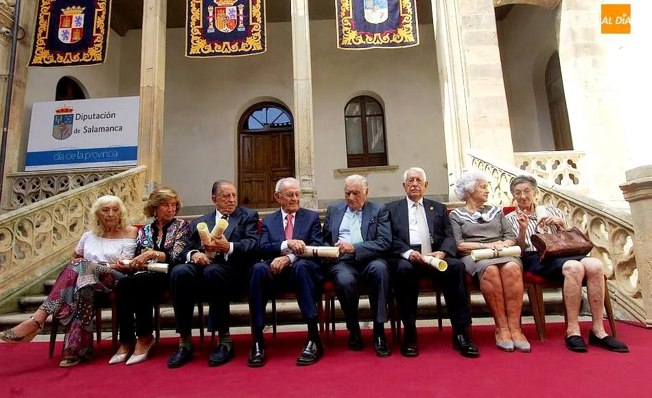 Protagonistas salmantinos de la Legislatura Consituyente: Alberto Estella, Salvador Sánchez Terán, Manuel Delgado Sánchez-Arjona y Francisco Vicente, junto a familiares de Jesús Esperabé, José Luis González Marcos, Vidal García Tabernero y Ángel Zamanillo
