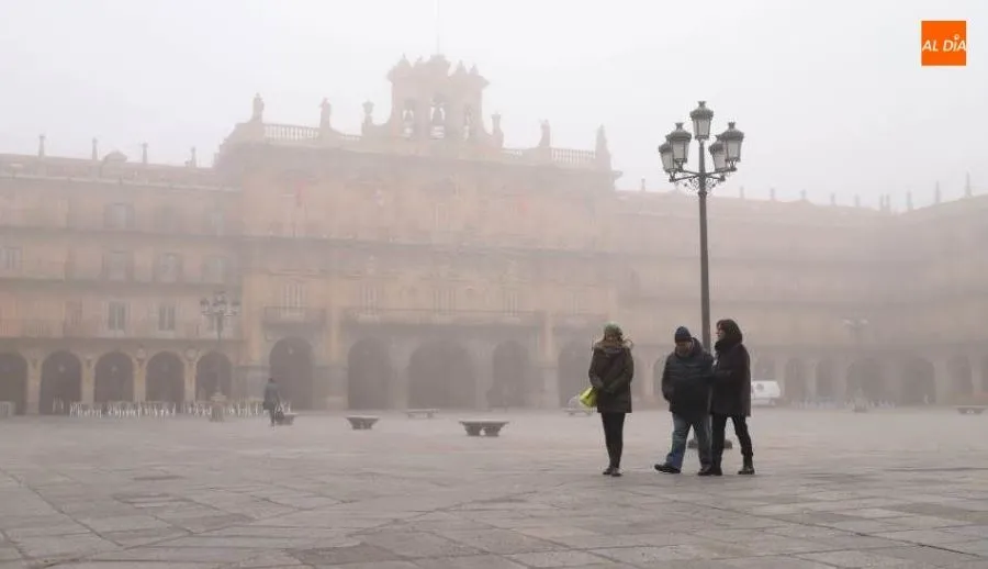 Plaza Mayor conquistada por la niebla de este jueves festivo. Foto de Lydia González