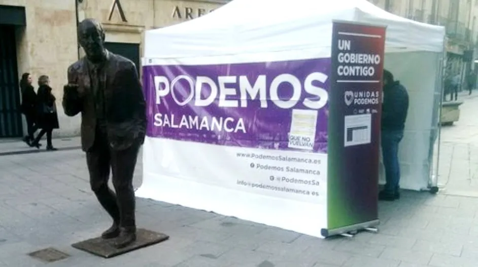 Carpa de Podemos en la plaza del Liceo