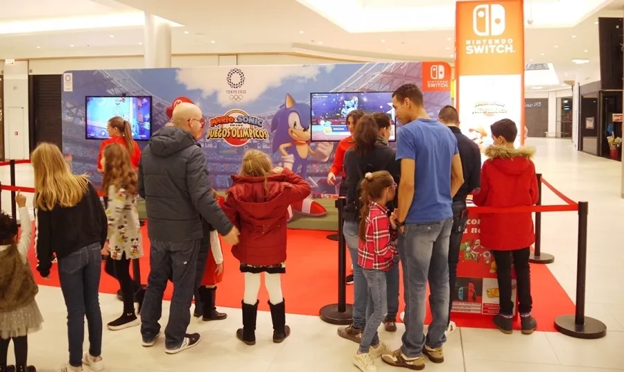 Mayores y pequeños disfrutan en el espacio Nintendo de El Tormes