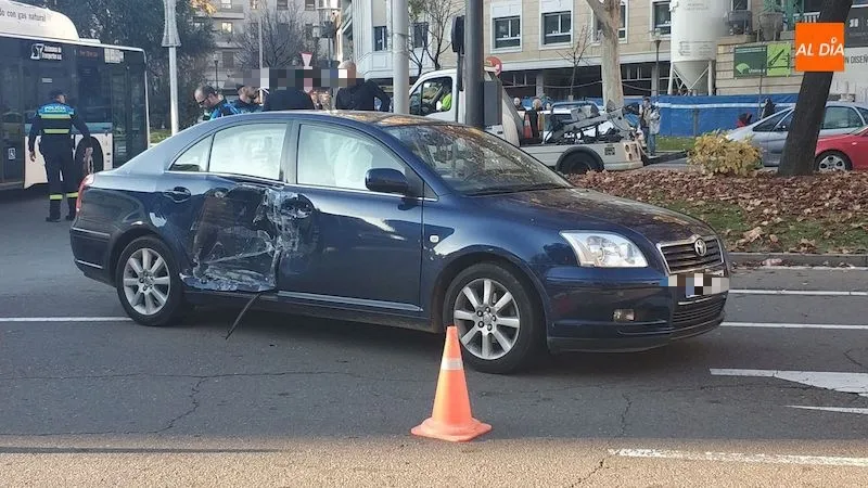 Estado del turismo tras la colisión con el autobús. Foto de Lydia González
