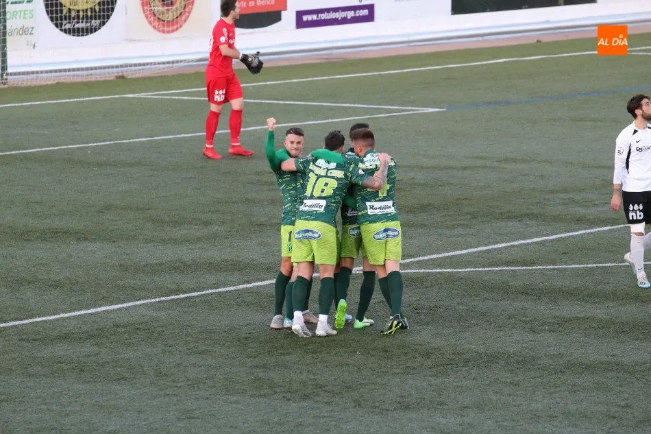Los jugadores del Guijuelo celebran el gol de Fekir