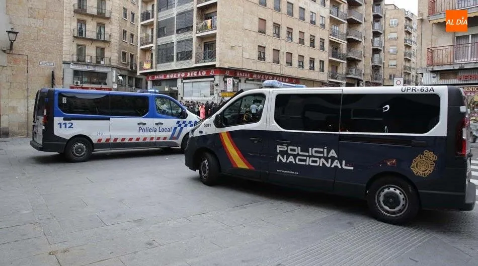 Vehículos policiales en el centro de Salamanca