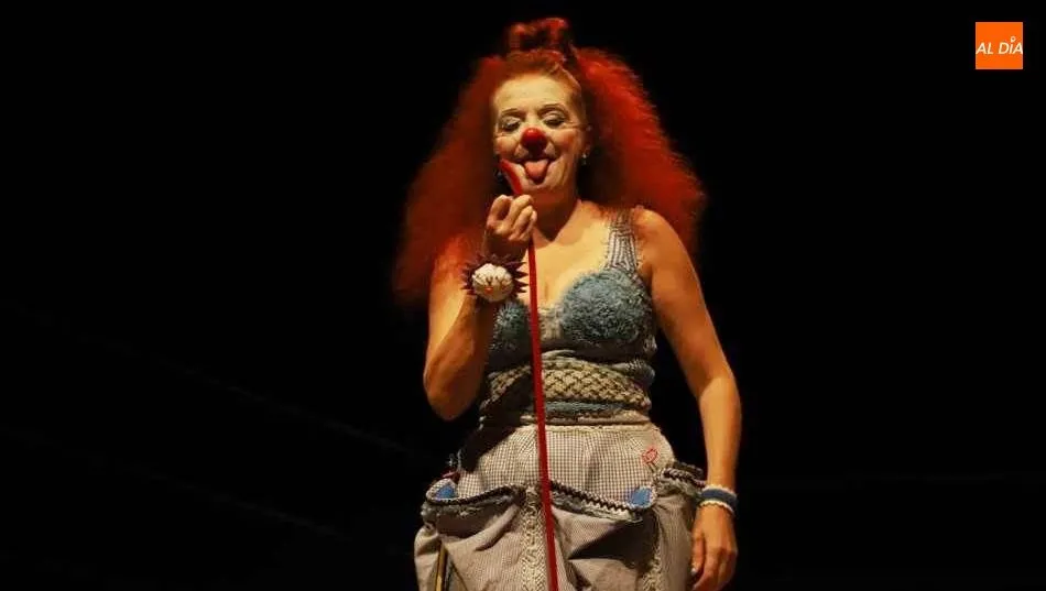 Pepa Plana en el escenario de la biblioteca Torrente Ballester. Foto de Lydia González