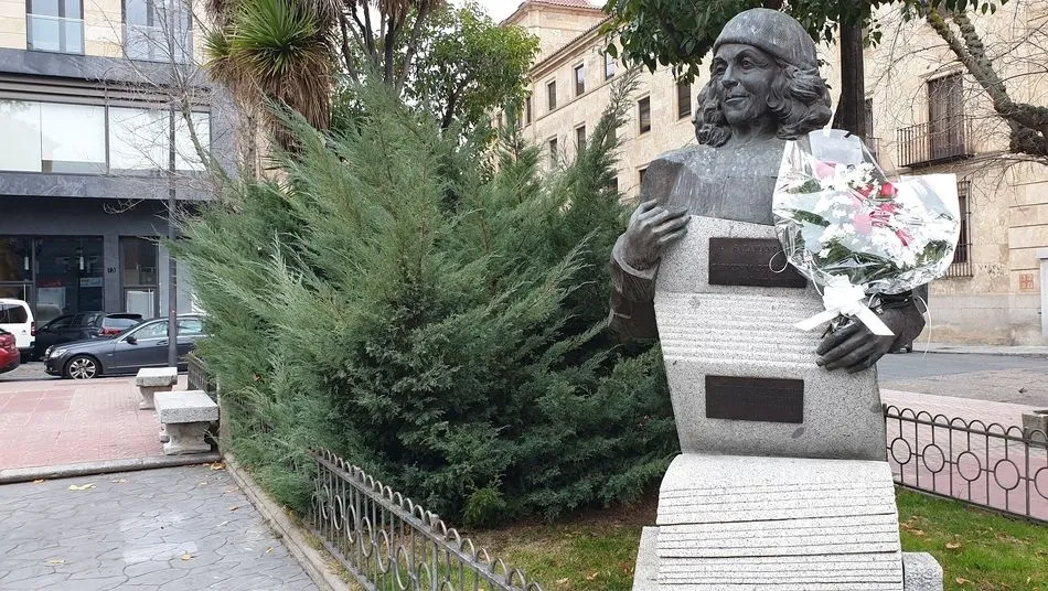 El Ayuntamiento ha depositado un ramo de flores en la escultura de Martín Gaite de la Plaza de los Bandos