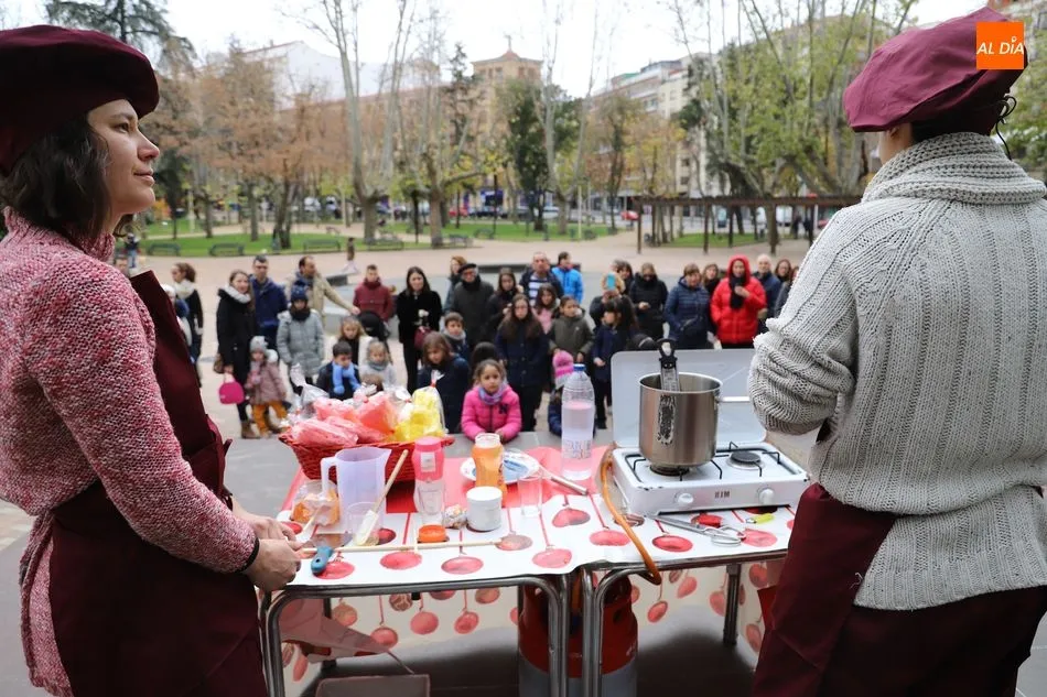 Taller de caramelos en el Mercado de Navidad de la Alamedilla. Foto: Lydia González
