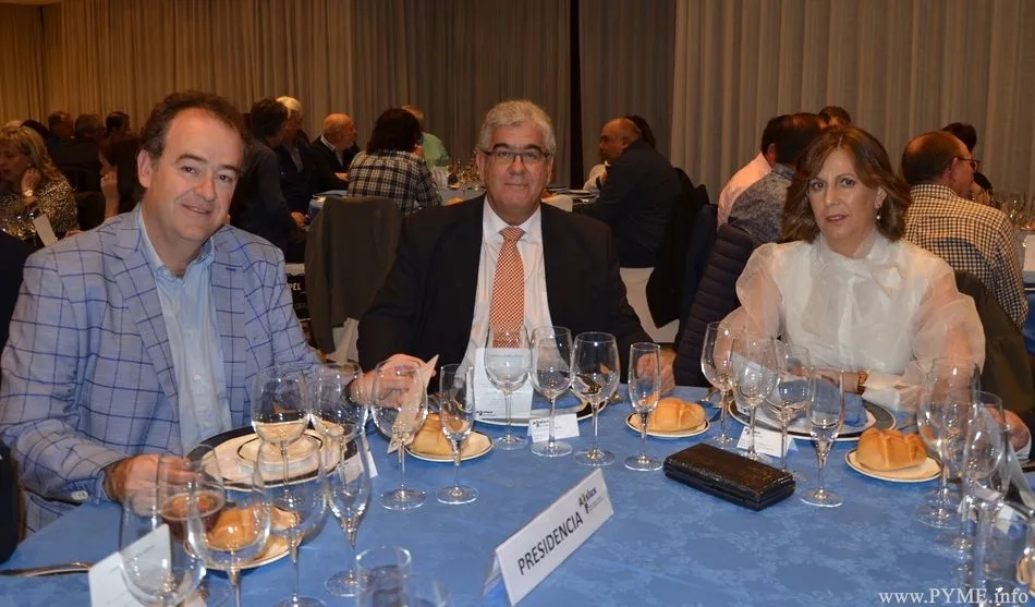 El presidente de AESLUX, José Luis Sánchez Iglesias, flanqueado por el presidente de CONFAES, Juan Manuel Gómez, y la jefa de la sección de Industria de la Junta, Satur Moro