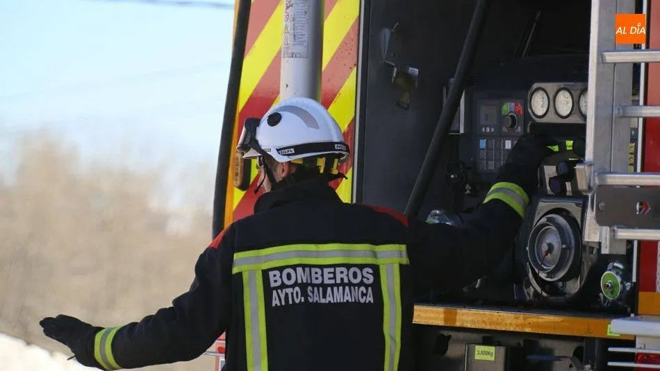 Atendida una mujer por inhalación de humo en el incendio de una vivienda de la calle Imperial
