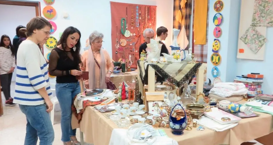 El mercadillo recauda fondos para ayudar a la ONG Turmanyé