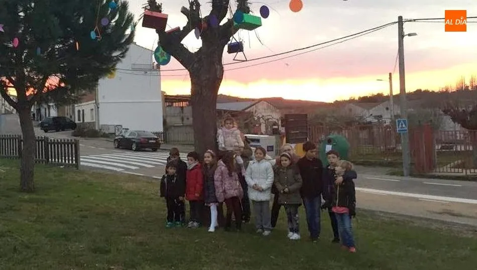 Los niños disfrutaron con la colocación de la decoración navideña en el parque de la residencia de mayores