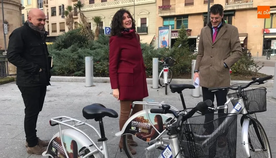 La concejala de Medio Ambiente, Miryam Rodríguez, en su visita a la base instalada en la Plaza de Santa Eulalia. Foto de Pedro Zaballos