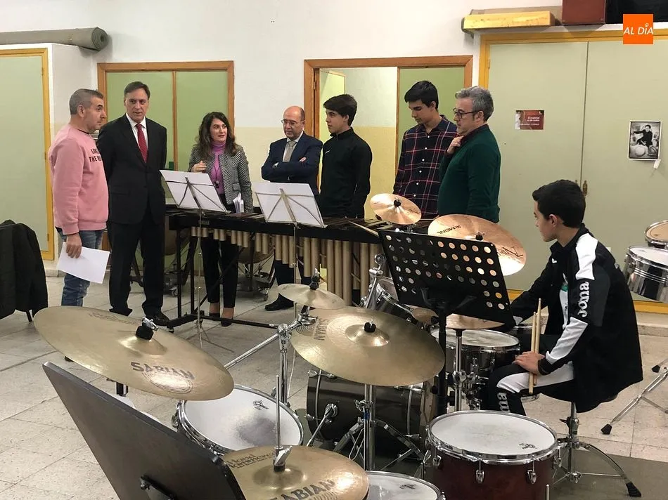 Carlos García Carbayo y María Victoria Bermejo en la visita de hoy a la Escuela de Música y Danza