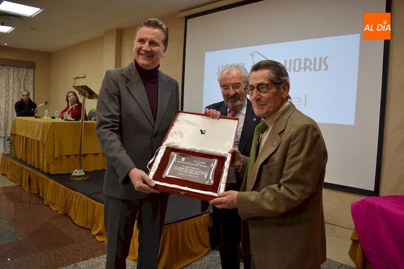 Juan Figueroa recoge el premio Timbalero por su película Sobrenatural