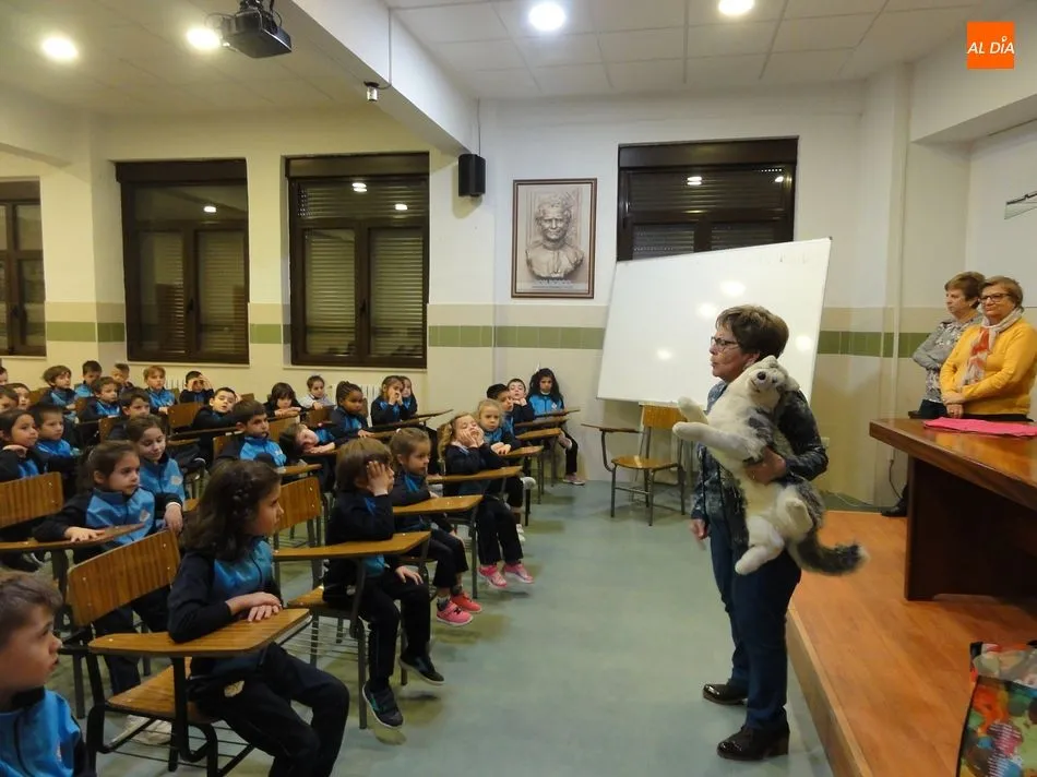 Los alumnos del colegio San Juan Bosco se acercan a sus mayores